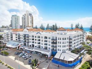 黄金海岸Calypso Plaza Resort Unit 215的享有大型白色建筑空中景色,设有停车场