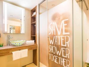 维也纳维也纳宜必思尚品酒店的浴室设有玻璃淋浴间,用词可以节省水雪。