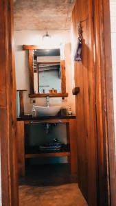 德尔迪阿布罗角Cabañas Bahia Serena的一间带水槽和镜子的浴室