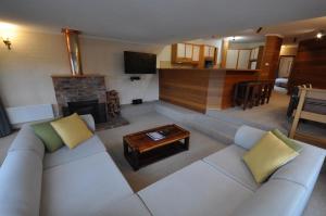 佩里舍峡谷萨尔茨保公寓的客厅配有白色沙发和壁炉