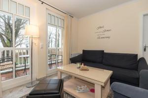 奥斯赛拜-屈隆斯博恩Duenenschloss-Haus-2-Wohnung-13-274的客厅配有沙发和桌子
