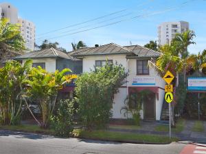 黄金海岸Tondio Terrace Flat 3 - Pet Friendly and close to the beach的前面有路标的白色房子