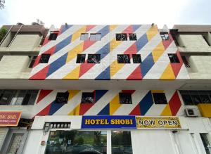 新山烁比酒店的一面有彩色壁画的建筑
