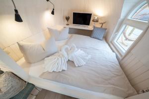 PareyPanorama Iglu Romantik & Family的一张白色的床,上面有两条白色毛巾
