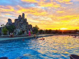 Diễn Châu孟清演洲大酒店 的日落主题公园的游泳池