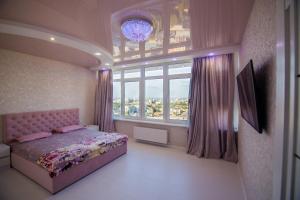 敖德萨Pearl of Odessa的一间卧室设有一张床和一个大窗户