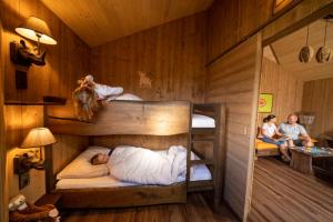 霍登哈根Serengeti Park Resort的一间设有两张双层床的客房,其中配有