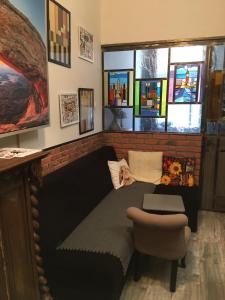 托伦Pod Witrażem的一间配有沙发、椅子和绘画的房间