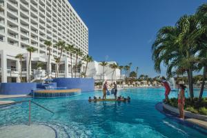 Riu Palace Antillas - Adults Only - All Inclusive内部或周边的泳池