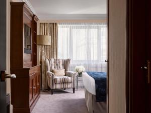 伦敦洲际伦敦公园弄度假酒店的酒店的客房 - 带一张床、椅子和窗户