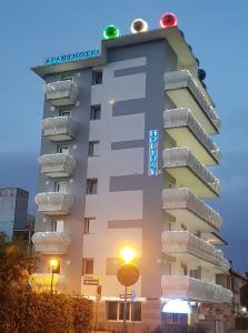 利尼亚诺萨比亚多罗假日公寓式酒店的旁边带阳台的建筑