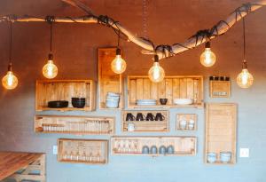 LuckhoffEco Karoo Mountain Lodge的厨房配有木制橱柜和墙上的灯。