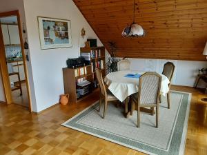 FinnentropFerienwohnung Am Patenberg的一间带桌椅的用餐室