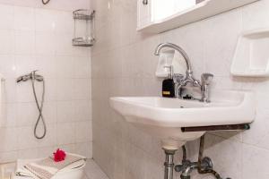 瓦西里科斯Artemis Vassilikos的白色的浴室设有水槽和卫生间。