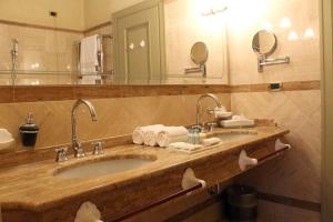 黎莱斯佛兰切柯尔塔酒店的一间浴室
