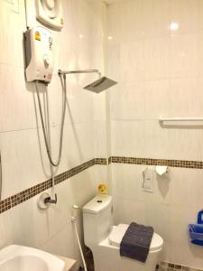 格兰岛Seasmile kohlarn的带淋浴、卫生间和盥洗盆的浴室