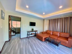 奈扬海滩Blue Aura Pool Villa的带沙发和电视的客厅
