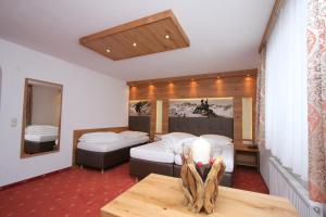 伊施格尔科琳娜酒店的酒店客房设有两张床和一张桌子。