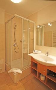 奥斯赛拜-屈隆斯博恩Residenz-Ostseestrand-Wohnung-4-9624的带淋浴和盥洗盆的浴室