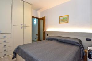 贝拉吉奥Bellagio Pescallo Guesthouse的一间卧室配有一张床和一个梳妆台