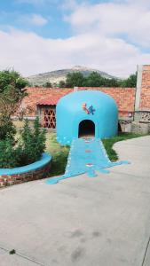 圣胡安特奥蒂瓦坎月神之家酒店的建筑中带有隧道的蓝色结构