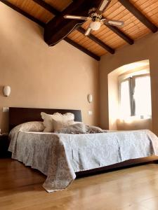 萨尔扎纳皮亚泽塔住宿加早餐旅馆的一间卧室配有一张带吊扇的床
