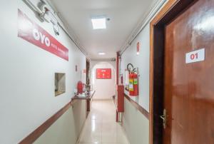 圣保罗OYO Hotel San Remo, São Paulo的医院里空的走廊,有灭火器标志