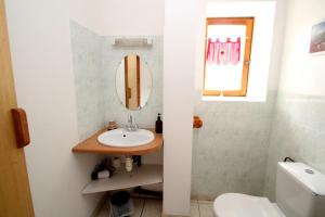 艾吉耶皮特客栈的一间带水槽、卫生间和镜子的浴室
