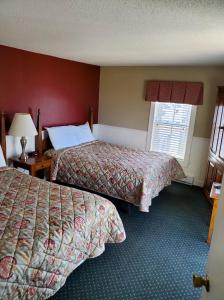 沃尔夫伯勒Windrifter Resort的酒店客房设有两张床和窗户。