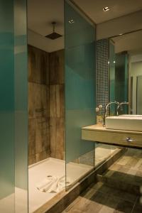 维拉卡洛斯帕兹Eleton Resort & Spa的一间带水槽和镜子的浴室