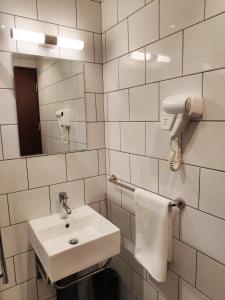 斯里巴加湾市EZ Suites的白色的浴室设有水槽和镜子