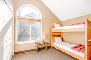 ThompsonvilleWintergreen Condos的一间卧室设有两张双层床和一扇窗户。