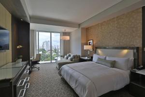 圣多明各圣多明各洲际里尔酒店的酒店客房设有一张大床和一张沙发。