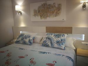 维拉加尔西亚·德·阿劳萨Apartamentos Playa Compostela的一间卧室配有一张粉红色调的床