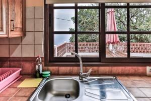 GarafíaCASA VILA的厨房水槽和享有阳台景致的窗户