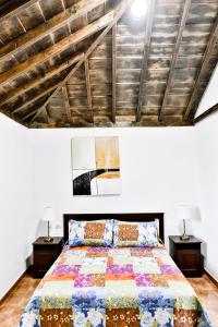 GarafíaCASA VILA的一间卧室配有一张带2个床头柜和2盏灯的床。
