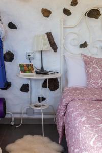 GuineaBEAUTIFUL COASTAL HOUSE ON A TRANQUIL ORGANIC FARM的一间卧室配有一张床和一张带台灯的桌子