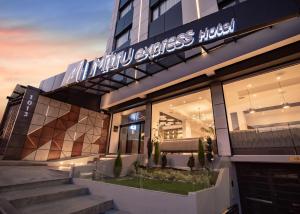 拉巴斯Mitru Express Hotel的建筑物前面的商店,上面有标志