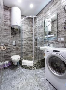 基辅Апартаменти "Kopernik"的带淋浴卫生间和洗衣机的浴室