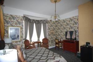 旧金山安妮女王酒店的一间卧室配有一张床和一台电视。