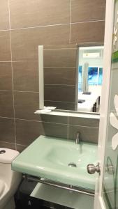 沙美岛Bluemoon Studio Room的一间带水槽和镜子的浴室