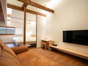 金泽金泽马奇诺奥托酒店的带沙发和平面电视的客厅