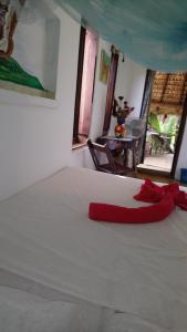 兹波利特绿洲城堡旅馆的卧室配有白色床和红色的带状带