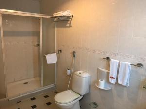 西哈努克鲍思高学院酒店的一间带卫生间和淋浴的浴室