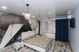 苏梅De LUXE Apartments Illinskaya 2 floor的一间卧室设有一张床和石墙