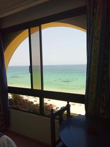 苏塞布杰法住宅酒店的客房可从窗户欣赏到海景