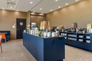 蒙若利Quality Inn & Suites Mont-Joli的一间设有蓝色柜台的餐厅,提供食物