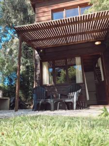 马德普拉塔弗列斯科山林小屋的房屋前设有带桌椅的天井。