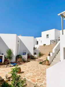 利普西岛Aegean Muses的享有白色墙壁和楼梯的景色