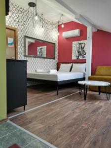 尼什Different Apartments的客房设有床、沙发和桌子。